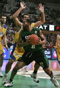 Charles Gaines em ação pelo DKV Joventut da Espanha