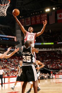 Anthony Tolliver tenta impedir Von Wafer (Photo by Bill Baptist/NBAE via Getty Images)