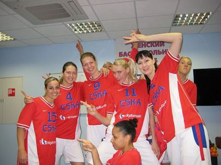 Equipe do CSKA Moscou; Hammon à esquerda (beckyhammon.com)