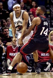 Heat Spurs Basketball Desmon Farmer (esq.) fará parte do elenco final de Popovich