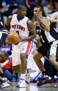 George Hill (dir.) tenta impedir Rodney Stuckey (AP Photo/Adam Bird)