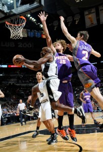 O novato Robin Lopez tenta bloquear o armador Jacque Vaughn