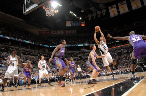 Mesmo desequilibrado, Tony Parker tenta o arremesso diante de Steve Nash (Photo by D. Clarke Evans/NBAE via Getty Images)