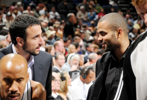 Manu Ginobili e Tony Parker conversam durante tempo pedido; sem eles, todo peso da equipe em cima de Tim Duncan (Photo by D. Clarke Evans/NBAE via Getty Images)