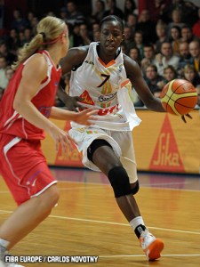 Hamchetou Maiga Ba tenta passar por Becky Hammon