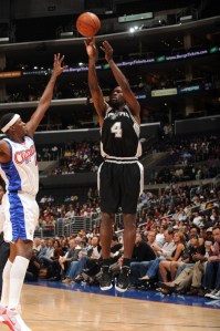 Michael Finley foi mais uma vez um dos destaques de San Antonio (Photo by Noah Graham/NBAE via Getty Images)