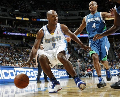 Reparem que na foto, Billups ainda usa tênis com as cores de Detroit (Photo by Garrett W. Ellwood/NBAE via Getty Images)