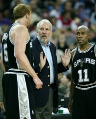 Os criticados Matt Bonner e Jacque Vaughn foram fundamentais no triunfo  (Photo by Rocky Widner/NBAE via Getty Images)