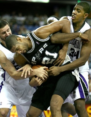 Tim Duncan briga pela bola com Brad Miller e o novato Jason Thompson (Photo by Rocky Widner/NBAE via Getty Images)