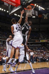Michael Finley foi novamente destaque do Spurs  (Photo by Rocky Widner/NBAE via Getty Images)