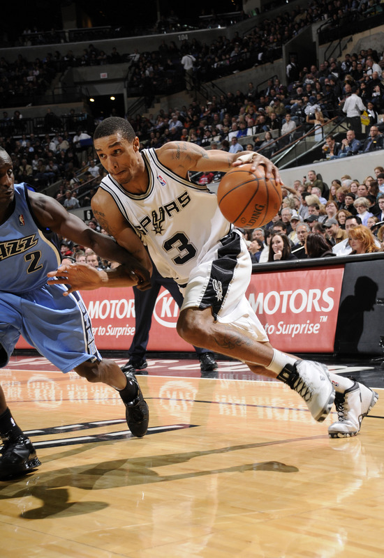 George Hill enfrenta marcação de Brevin Knight; mais uma vez ele foi destaque da partida (Photo by D. Clarke Evans/NBAE via Getty Images)