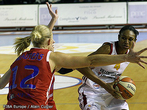 A brasileira Iziane foi cestinha da partida com 25 pontos