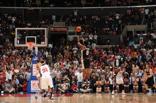 Mason faz o arremesso que rendeu a quinta vitória ao Spurs; a terceira de forma consecutiva (Photo by Noah Graham/NBAE via Getty Images)