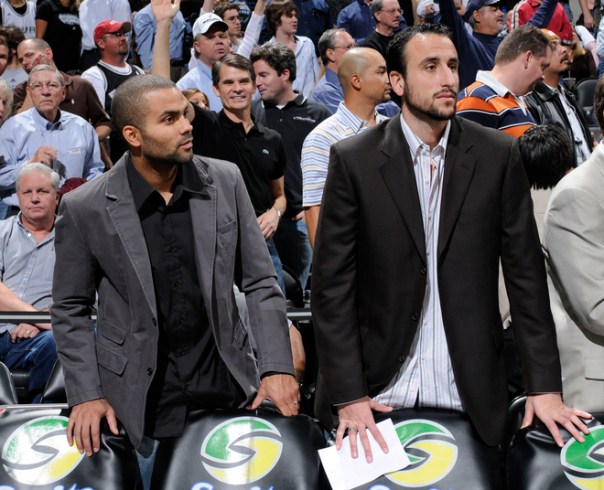 Tony Parker e Manu Ginobili assistem à derrota do Spurs para o Denver Nuggets (Photo by D. Clarke Evans/NBAE via Getty Images)