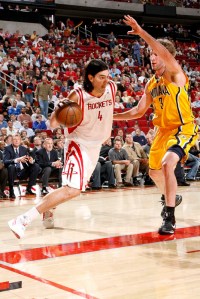 Sem Yao e T-Mac, Scola deve ser um dos principais jogadores do Rockets (Photo by Bill Baptist/NBAE via Getty Images)