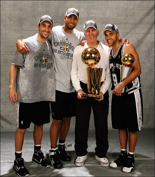 bigthree-and-pop Manu Ginobili, Tim Duncan e Tony Parker. Junto com eles, o melhor técnico da história do Spurs, Gregg Popovich