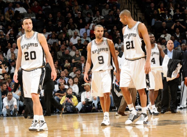 Com o trio inspirado, dificilmente o Spurs perde, ainda mais jogando em casa (Photo by D. Clarke Evans/NBAE via Getty Images)