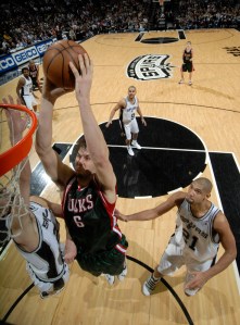 O pivô Andrew Bogut foi soberano na noite de ontem (Photo by D. Clarke Evans/NBAE via Getty Images)