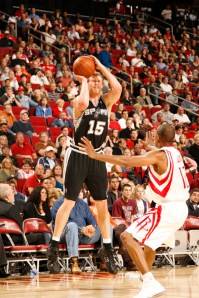 83010743BB011_SPURS_ROCKETS Apesar das criticas, Bonner melhorou muito seu jogo (Photo by Bill Baptist/NBAE via Getty Images)
