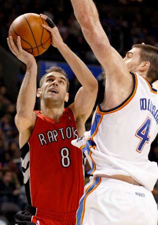 Calderon tenta jogada em cima de Nick Collison, do Thunder (REUTERS/Bill Waugh)