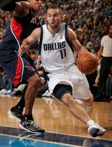 82994478TH007_HAWKS_MAVERICKS Jose Juan Barea está jogando muito bem nessa temporada (Photo by Tim Heitman/NBAE via Getty Images)