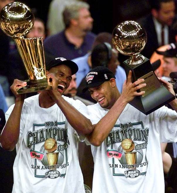 drobduncanfirst Junto com David Robinson, Duncan comemora o primeiro titulo e MVP com o Spurs