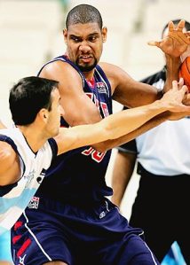 duncanargetnia Pelo selecionado norte-americano, Duncan disputou 40 jogos. Na foto, em jogo contra a Argentina de Manu Ginobili