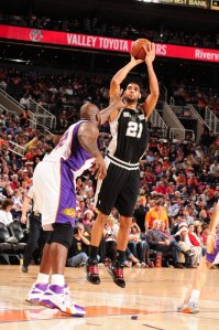 Duncan foi dominante; fez 25 pontos e pegou nove rebotes (Photo by Barry Gossage/NBAE via Getty Images)