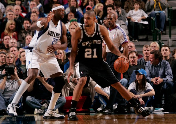 83004840GJ006_SPURS_MAVERICKS Duncan foi um dos destaques do Spurs no jogo de ontem (Photo by Glenn James/NBAE via Getty Images)