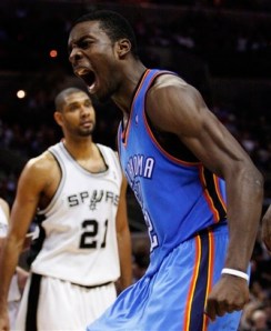 Thunder Spurs Basketball Jeff Green comemora após enterrada; ele foi destaque com 33 pontos (AP Photo/Darren Abate)
