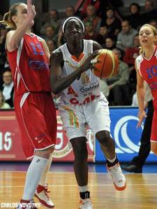 Hamchetou Maiga-Ba, atleta de Mali, tenta passar por Katie Douglas (fibaeurope.com)