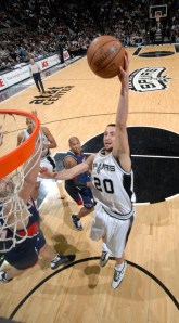 82996023DCE_HAWK_SPUR Vindo do banco, Ginobili mostrou que está praticamente recuperado (Photo by D. Clarke Evans/NBAE via Getty Images)