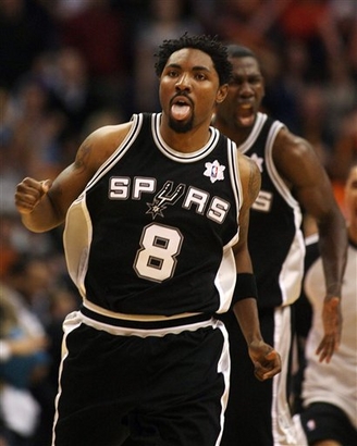 Apesar de atuar mal, Roger Mason foi decisivo nos segundos finais. Na foto, comemorando a cesta que deu a vitória ao Spurs (Foto por Barry Gossage/NBAE via Getty Images)