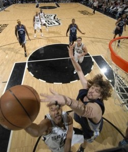 Parker tenta jogada em cima do espanhol Marc Gasol; Gasol fez 15 pontos no duelo (Photo by D. Clarke Evans/NBAE via Getty Images)
