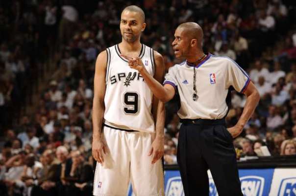 opad-4122 Tony Parker conversa com o juiz durante o embate; vitória tranquila para o Spurs