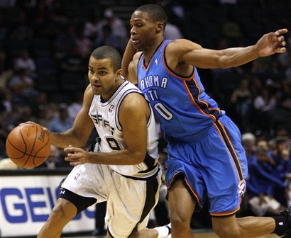 Thunder Spurs Basketball Parker passa pela marcação do novato Russell Westbrook (AP Photo/Darren Abate)