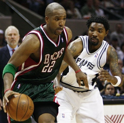 Roger Mason acompanha atento o ala Michael Redd; ambos foram destaque na noite de ontem (Photo by D. Clarke Evans/NBAE via Getty Images)