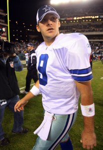 O quarterback Tony Romo vai embora triste após a derrota de domingo (Photo by Jim McIsaac/Getty Images)
