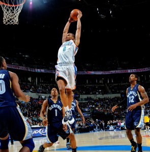 O 'baixinho' Russell Westbrook em enterrada diante do Memphis Grizzlies (Photo by Larry W. Smith/NBAE via Getty Images)