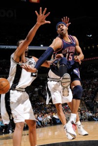 Vince Carter tenta jogada sobre Tim Duncan; Duncan mais uma vez foi dominante (Photo by D. Clarke Evans/NBAE via Getty Images)