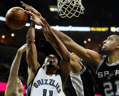 Conley tenta jogada em cima de Tim Duncan (Photo by Joe Murphy/NBAE via Getty Images)