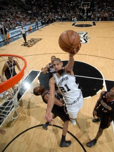 83006026DCE_76ERS_SPUR Tim Duncan fez grande partida anotando um duplo-duplo (D. Clarke Evans/Getty Images)