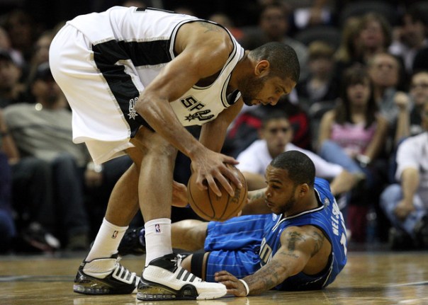 Duncan disputa bola com Jameer Nelson. Apesar do double-double, Duncan teve dificuldades para parar D12 (Photo by Ronald Martinez/Getty Images)