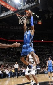 Dwight Howard jogou fácil e anotou 24 pontos (Photo by Ronald Martinez/Getty Images)