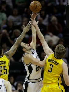 Pacers Spurs Basketball Ginobili disputa bola em partida na qual foi destaque ao lado de Duncan. (Photo by AP Photo)