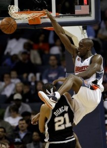 O ala-pivô Emeka Okafor consegue bela enterrada em cima de Tim Duncan (Photo by Kent Smith/NBAE via Getty Images)