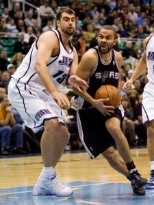 Parker e Okur foram destaques na partida. (AP Photo/Douglas C. Pizac)
