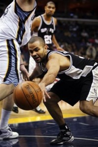 Parker salva a bola; francês fez mais uma boa partida (Photo by Joe Murphy/NBAE via Getty Images)