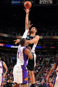 Sempre eficiente, Duncan tenta jogada contra Amare Stoudemire (Photo by Barry Gossage/NBAE via Getty Images)