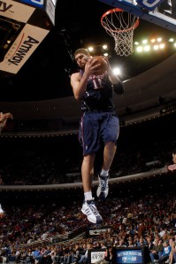 O pivô novato Brook Lopez ganhou a posição de titular com boas atuações (Foto por Fernando Medina/NBAE via Getty Images)